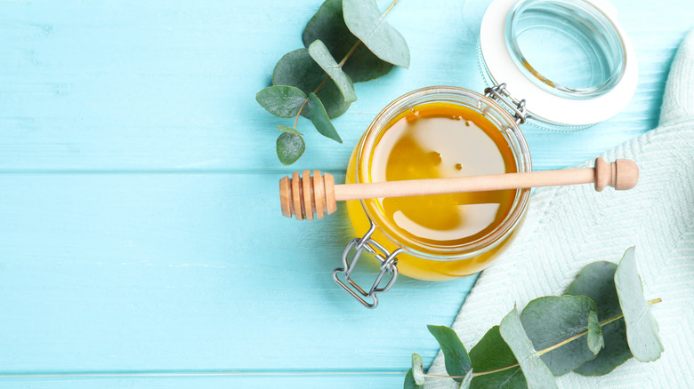 Eucalyptus honey with eucalyptus leaves