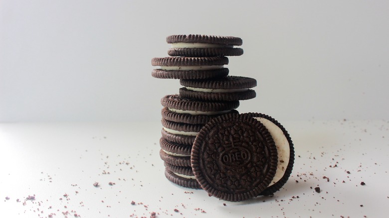 A stack of Oreos