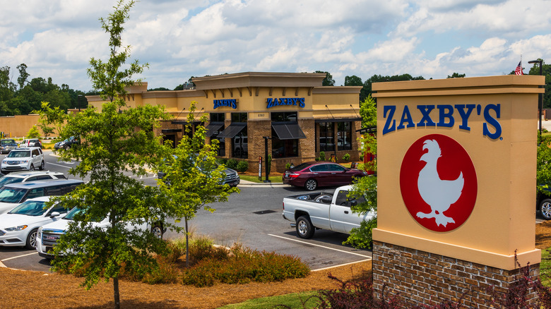 External view of Zaxby's location and parking lot