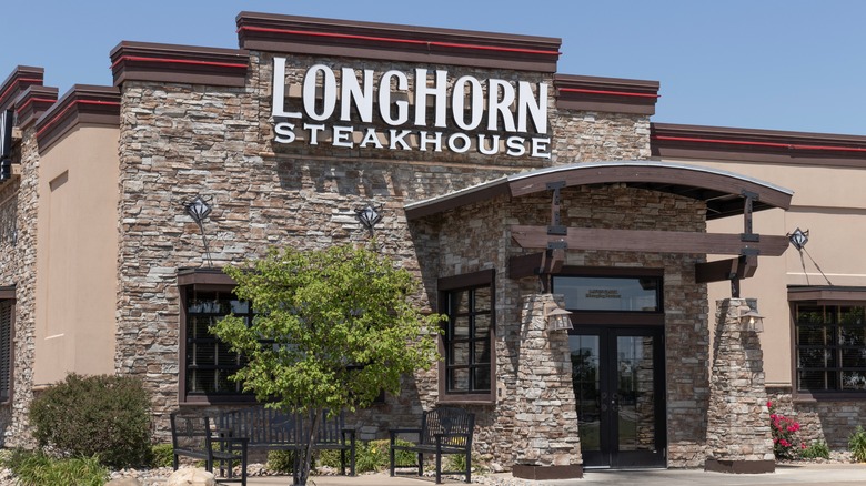 Exterior of LongHorn Steakhouse restaurant