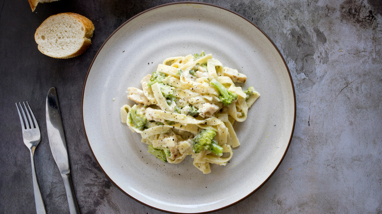 The Ultra-Rich Ingredient That Makes Olive Garden's Alfredo So Delectable