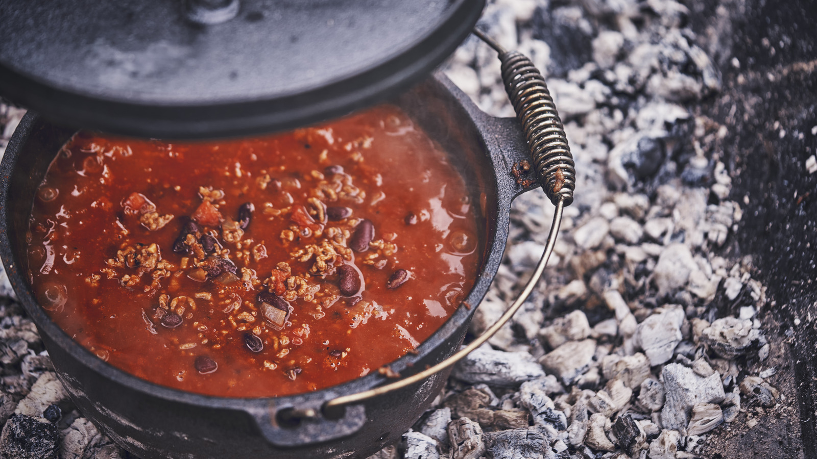 The Unexpected Ingredient That Adds A Tangy Sweet Twist To Chili - Vimarsana News