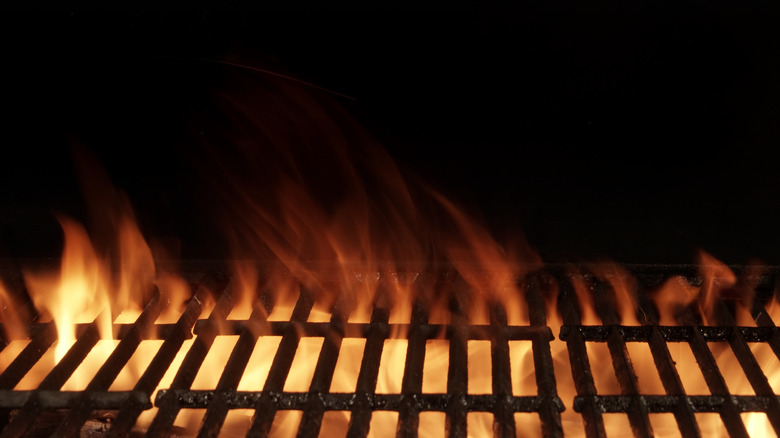 Grill with flames through grate