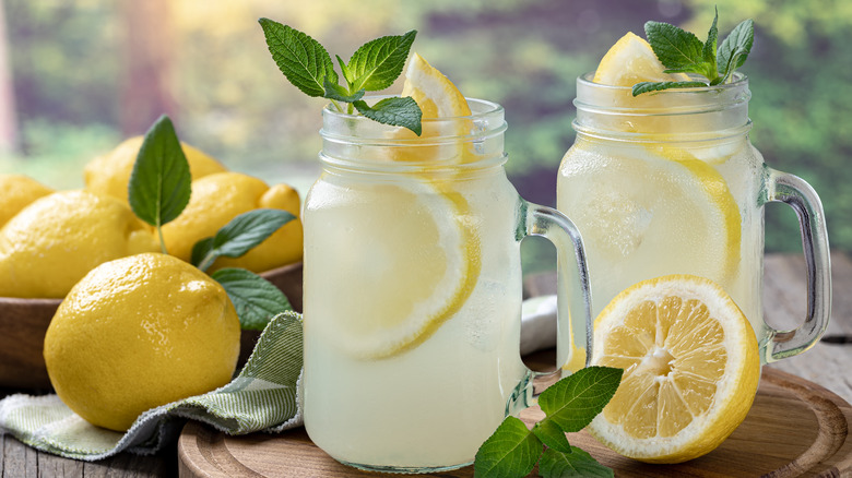 lemonade with lemon and mint