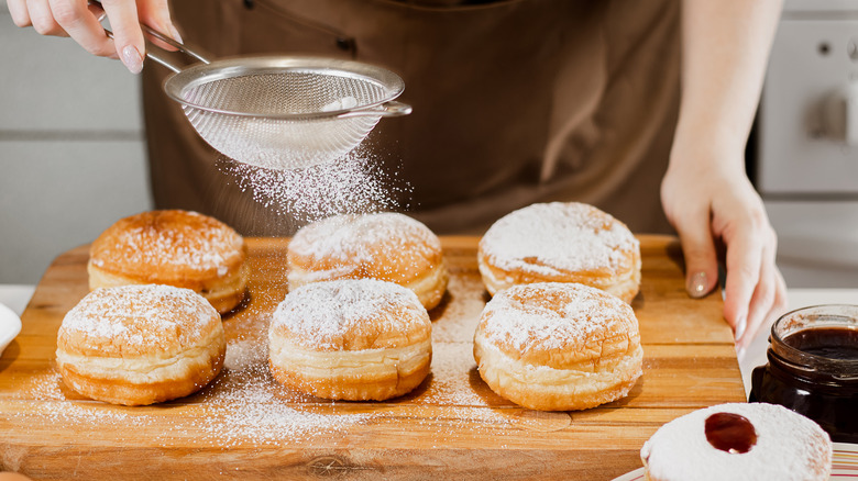 powdered sugar sprinkled on sufganiyot