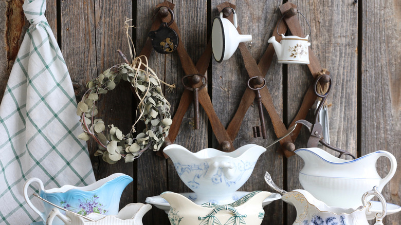 Accordion rack holding tea cups, kitchen towels, and keys