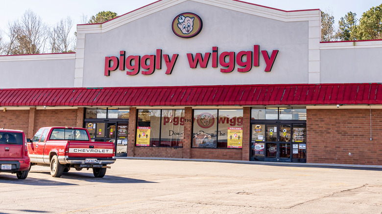 The exterior of Piggly Wiggly