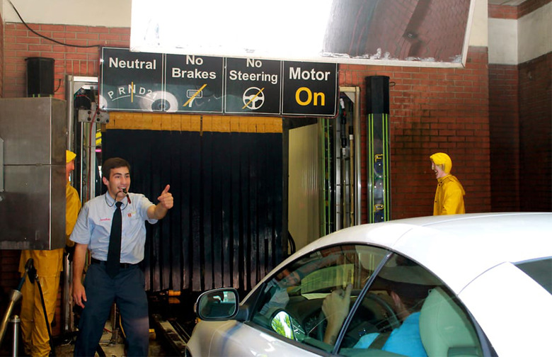 Nebraska: Spinning Yellow Giant, Omaha