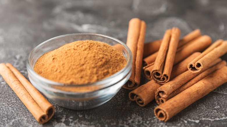cinnamon sticks and ground cinnamon