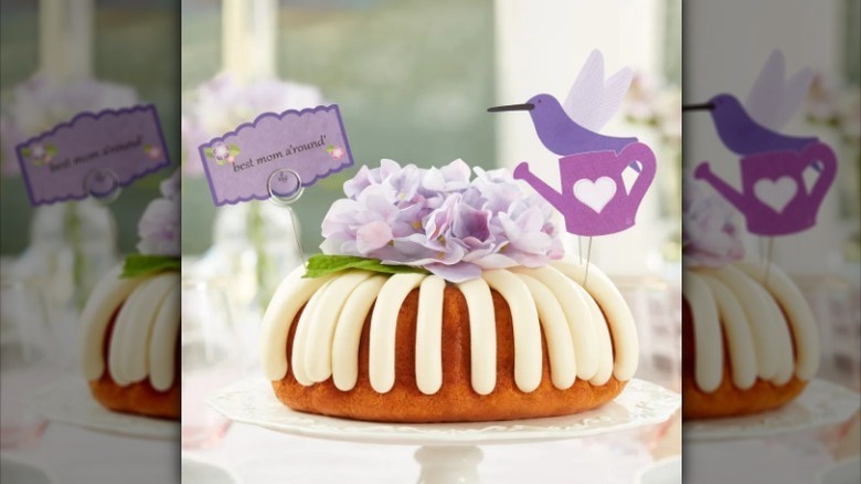 Best Mom A'round cake on cake stand