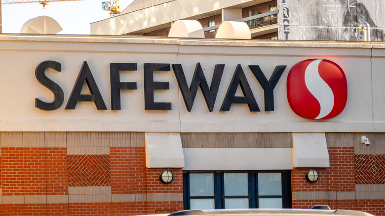 Safeway store sign