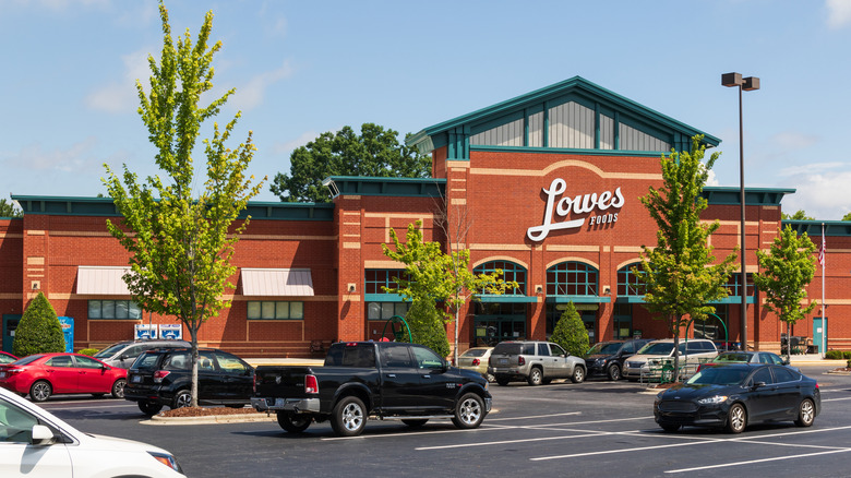 Lowes Foods exterior