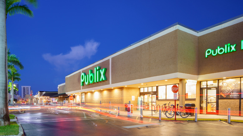 Publix storefront and parking lot