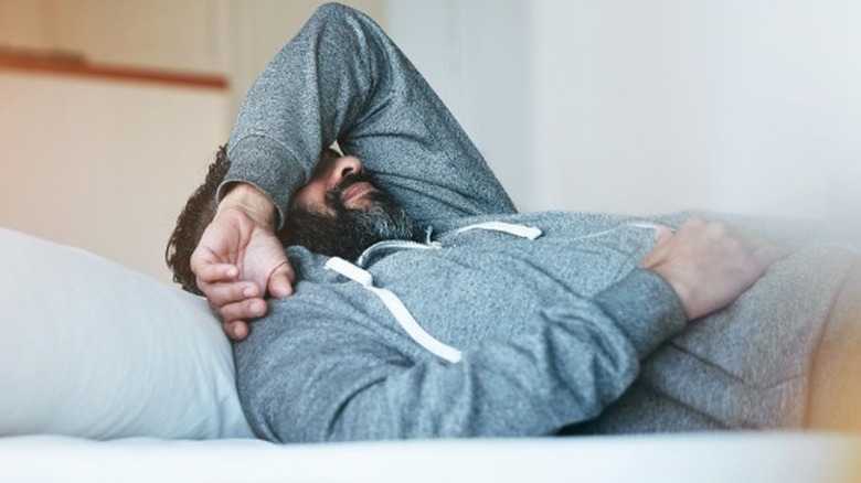 Man in bed with headahce