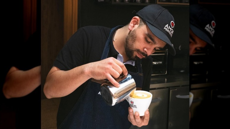 Amor Perfecto barista pouring coffee