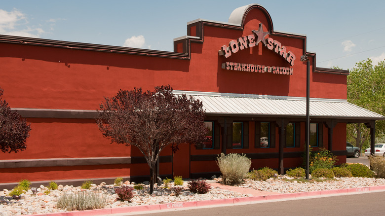 Side view of Lone Star Steakhouse & Saloon location.