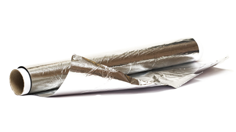 This Genius Method For Fixing An Uneven Aluminum Foil Roll Requires No Tools