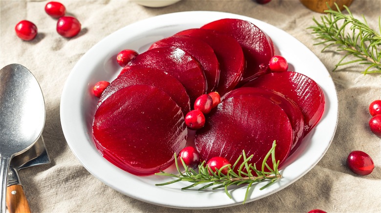 Sliced canned cranberry sauce 