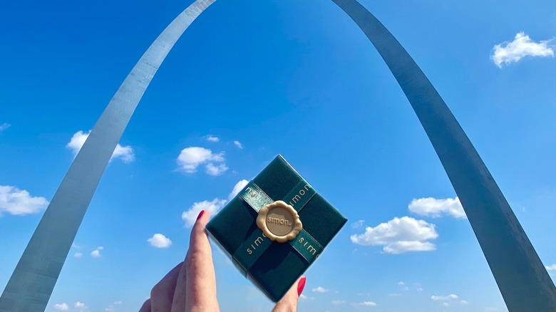 Simons Jewelery box under St. Louis Arch