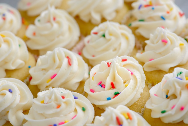 teen buys cupcakes fat shamed