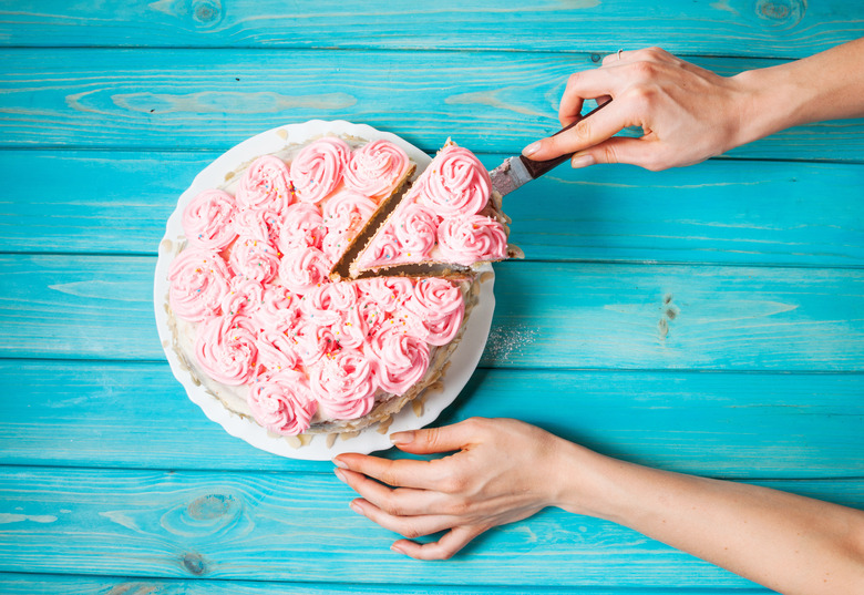 This Viral CakeCutting Hack Will Change Your Life Forever