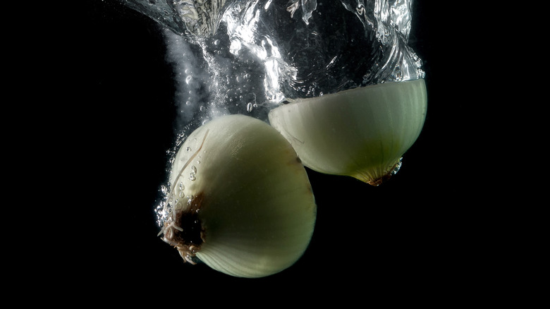 Onions sinking in water