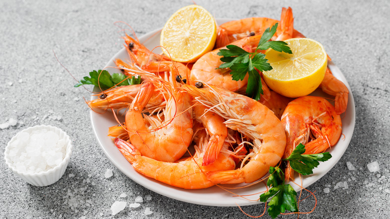 plate of shrimp with lemons