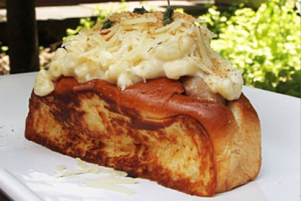 Franks 'N' Dawgs: Bacon Mac 'N' Cheese Hot Dog 