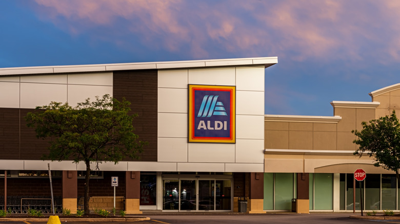Aldi store storefront with signage during daytime