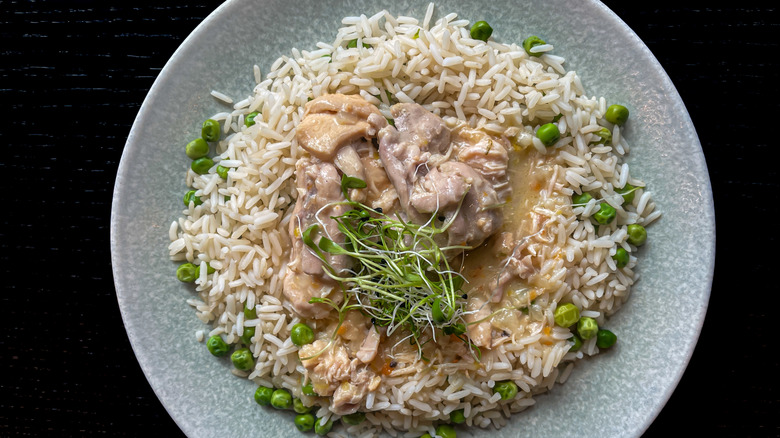 Hühnerfrikassee with rice and peas