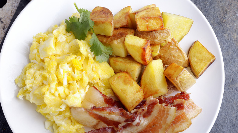 Scrambled eggs with bacon and potato