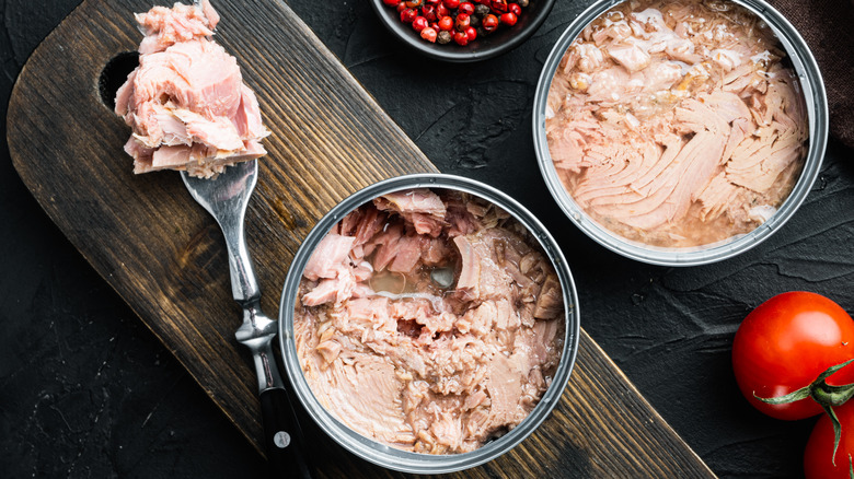 Canned tuna with tomatoes and peppercorns