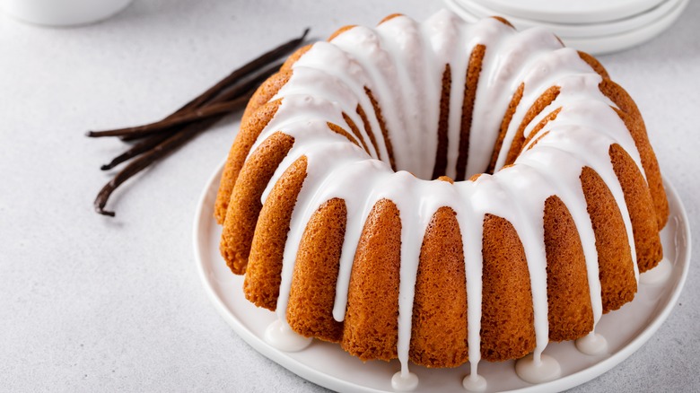 vanilla bundt cake with glaze