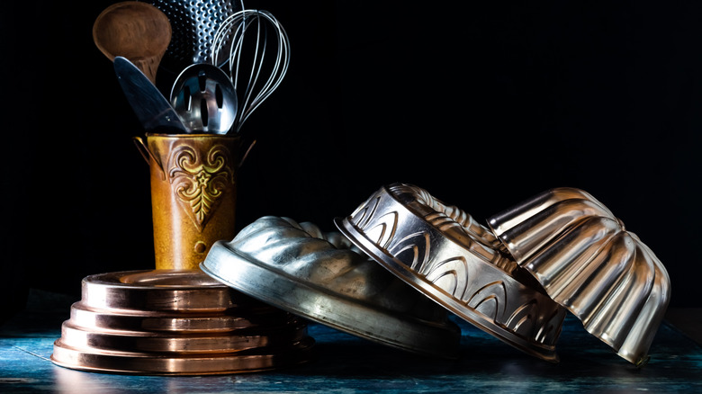 Four bundt pans stacked on top of each other going diagonally