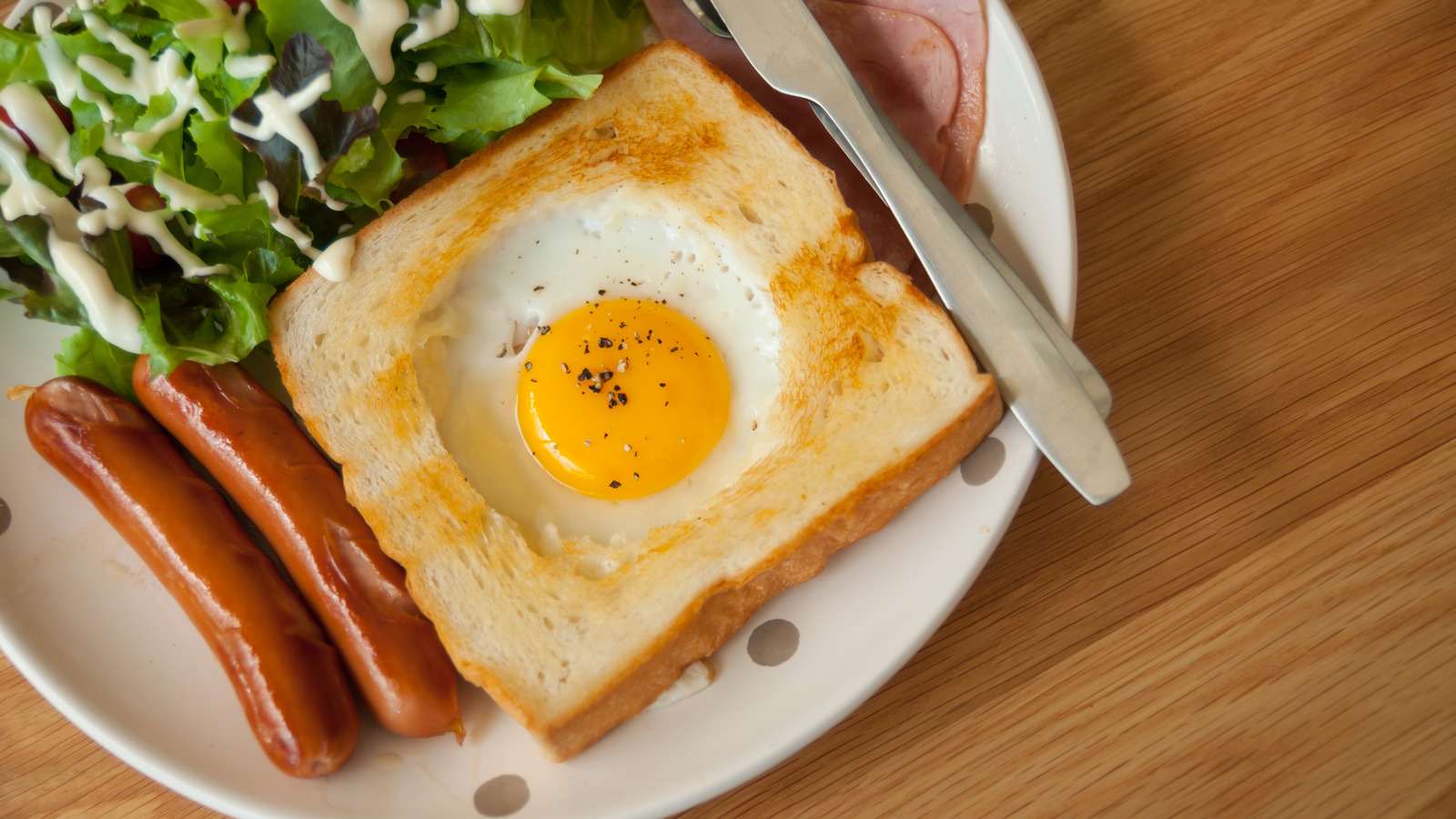 Upgrade Your Next Breakfast With TikTok's Pesto EggInAHole