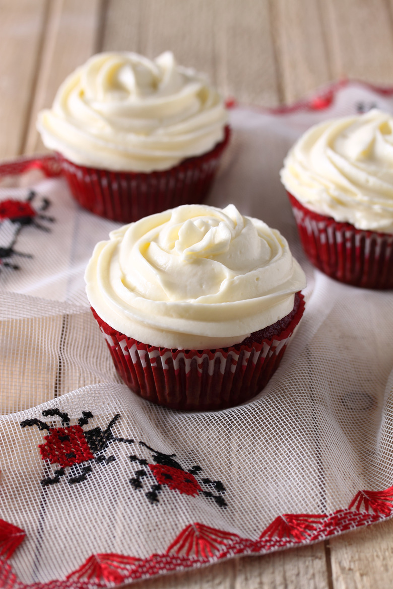 Crimson Velvet Cupcakes With Vanilla Frosting recipe - The Day to day Meal  Crimson Velvet Cupcakes GettyImages 159085387