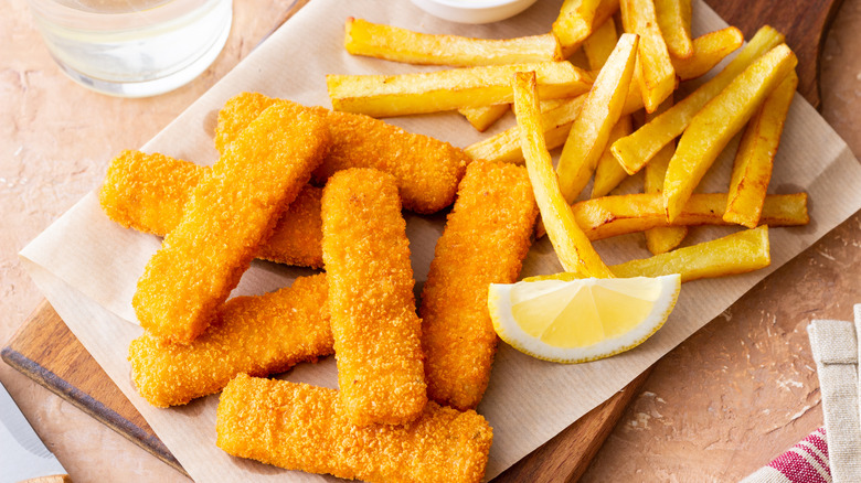 Fish sticks with fries and a lemon wedge