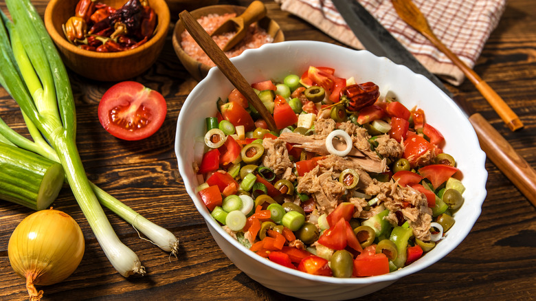 tuna salad with tomato
