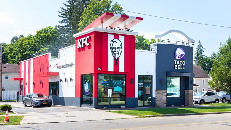 A KFC and Taco Bell sharing the same building on a sunny day