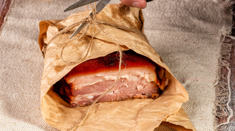 https://www.thedailymeal.com/img/gallery/what-are-the-benefits-of-smoking-meat-in-butcher-paper-vs-tin-foil/moisture-is-the-key-to-smoking-1695746524.jpg