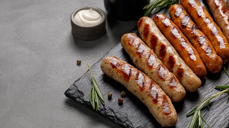 sausage links on cutting board