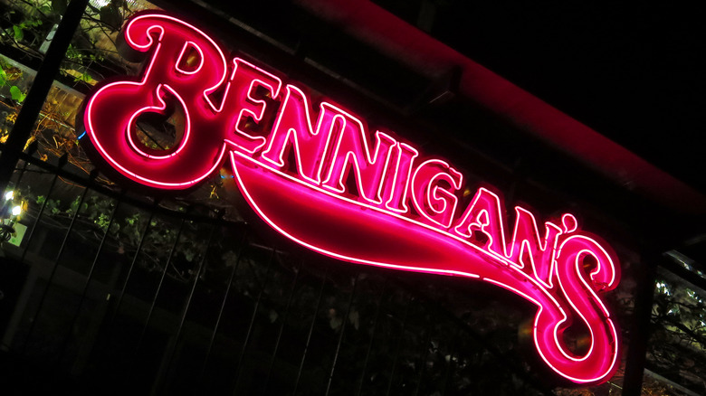 Neon bennigan's sign