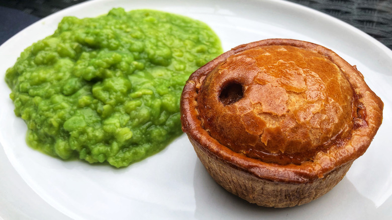 mushy peas with meat pie