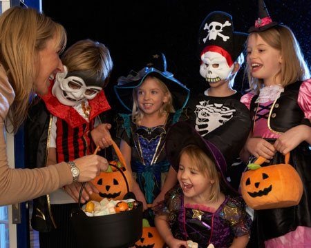 What Is Proper Trick-or-Treat Etiquette?