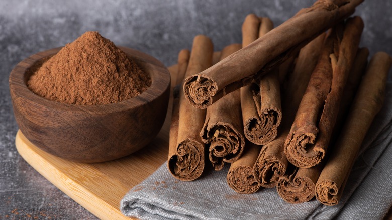 Cinnamon sticks with cinnamon powder
