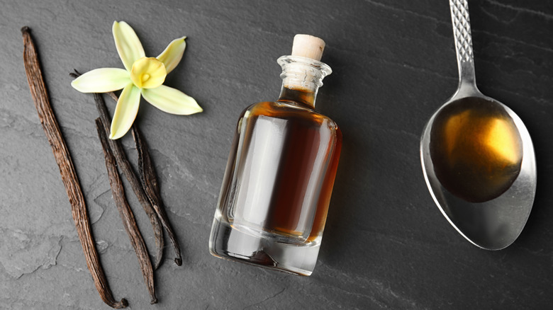 Vanilla beans, vanilla extract, spoonful vanilla