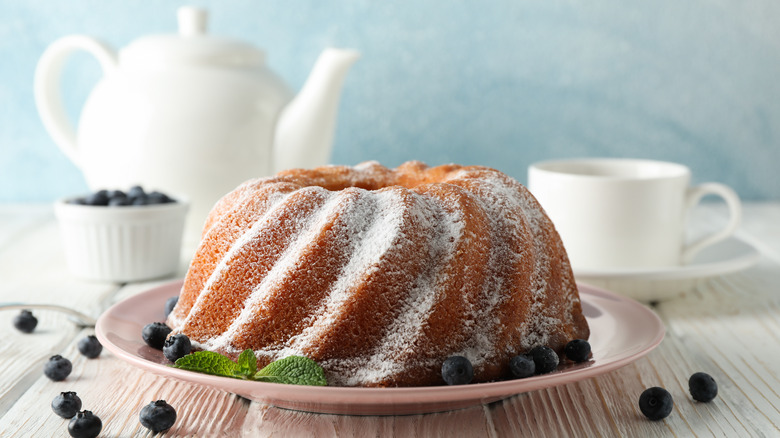 Bundt with blueberries and tea