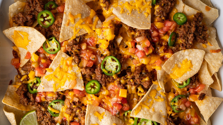 Chili cheese nachos