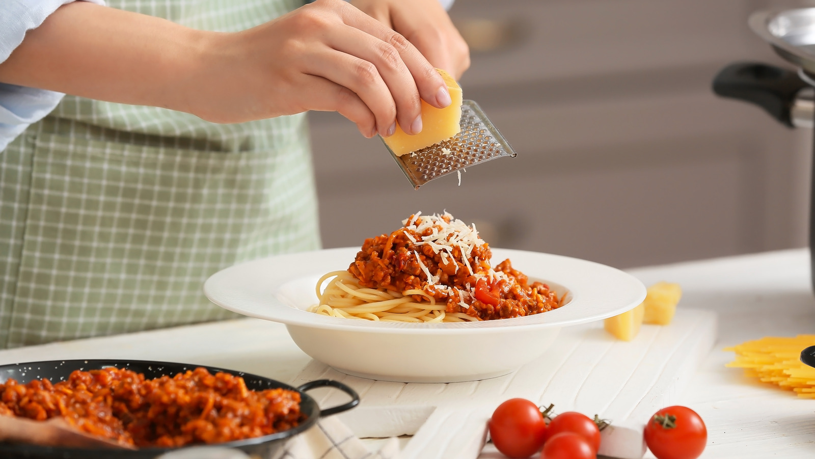 Taste cook. Как правильно есть спагетти по этикету. С чем правильно есть макароны. Как есть спагетти по этикету. Шеф трёт сыр на пасту.