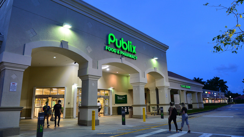 Publix grocery store building